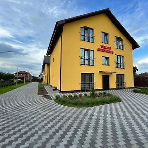 Yellow Apartments Boryspilʼ Exterior photo