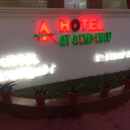 Hotel At Residency Nuova Delhi Esterno foto
