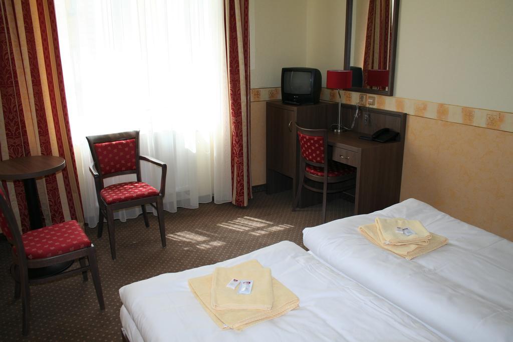 Hotel Ostruvek Praga Esterno foto