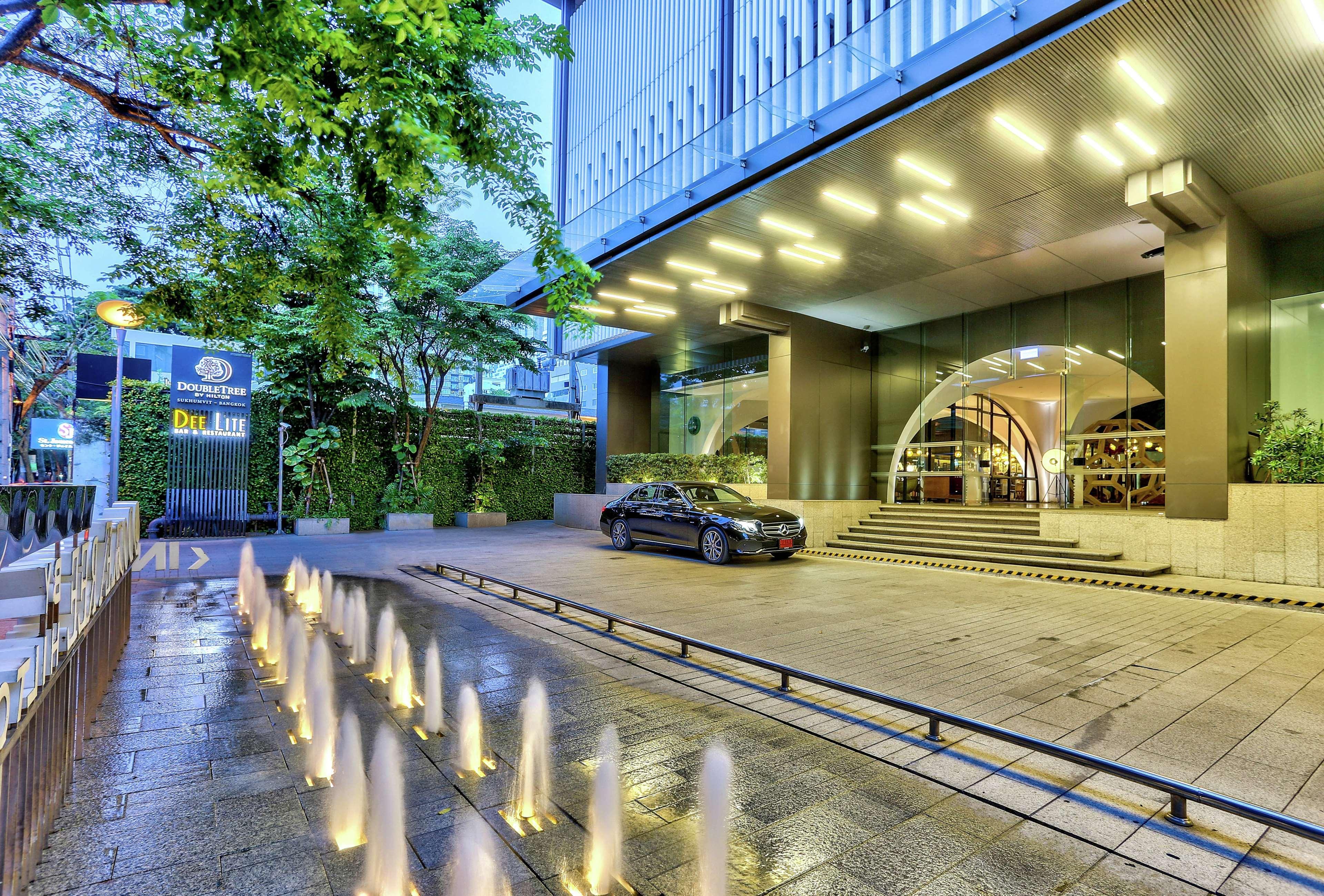 Doubletree By Hilton Sukhumvit Bangkok Hotel Esterno foto