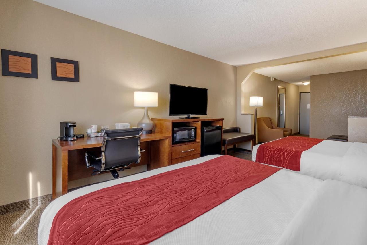 Comfort Inn & Suites Hays I-70 Esterno foto