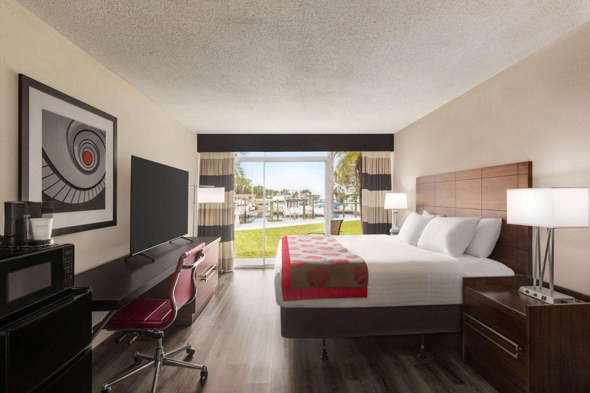 Ramada By Wyndham Sarasota Waterfront Hotel Esterno foto