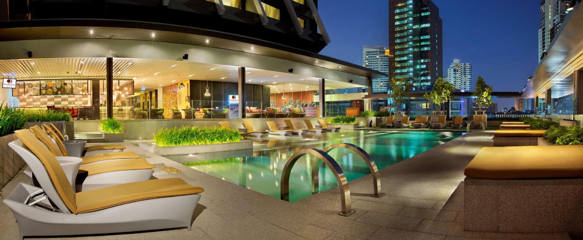 Doubletree By Hilton Sukhumvit Bangkok Hotel Esterno foto