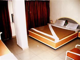 Hotel Aditya Rajkot Esterno foto