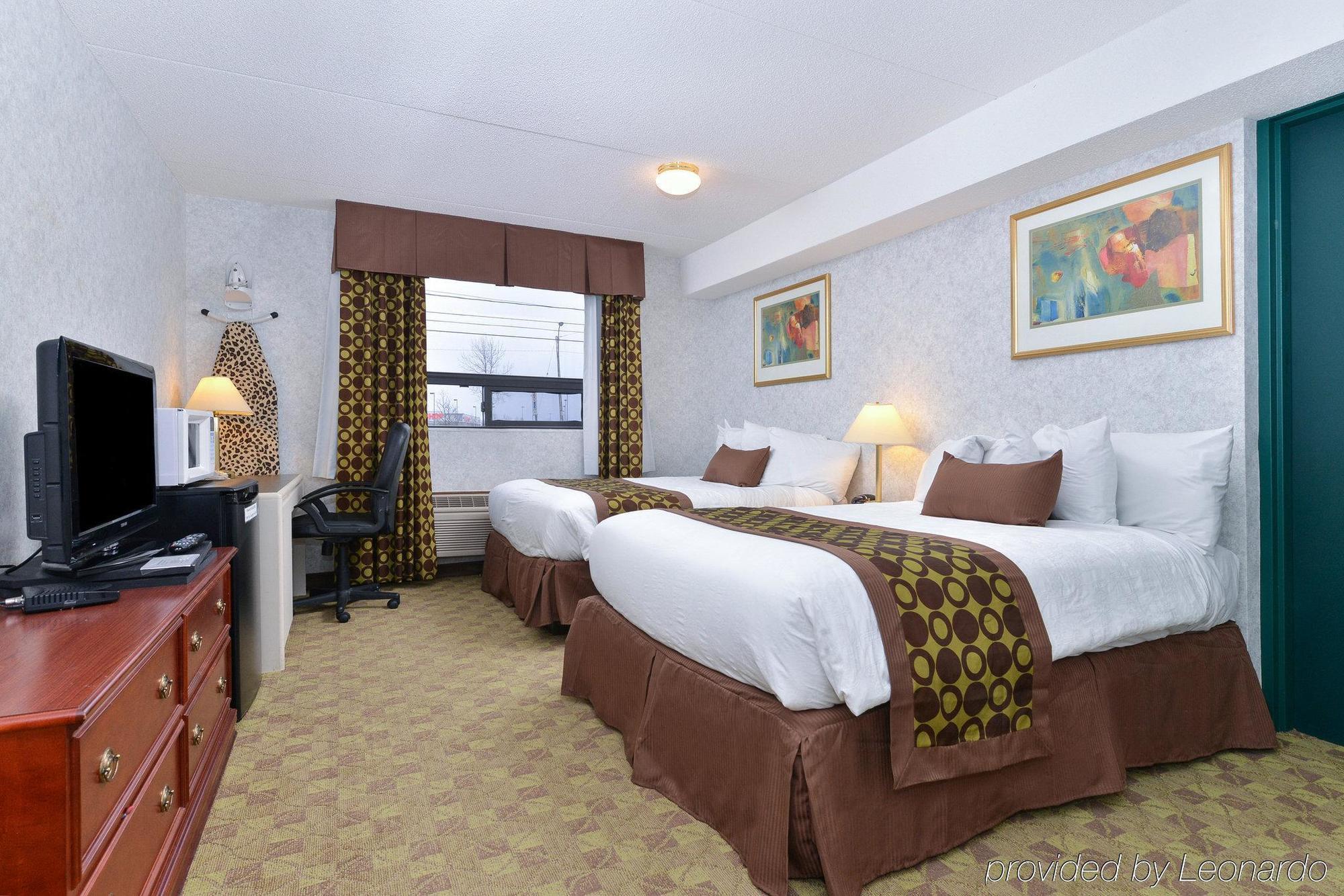Lexington Inn & Suites-Windsor Esterno foto