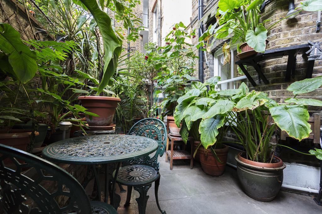 Veeve - Apartment Iverna Gardens - Kensington Londra Esterno foto