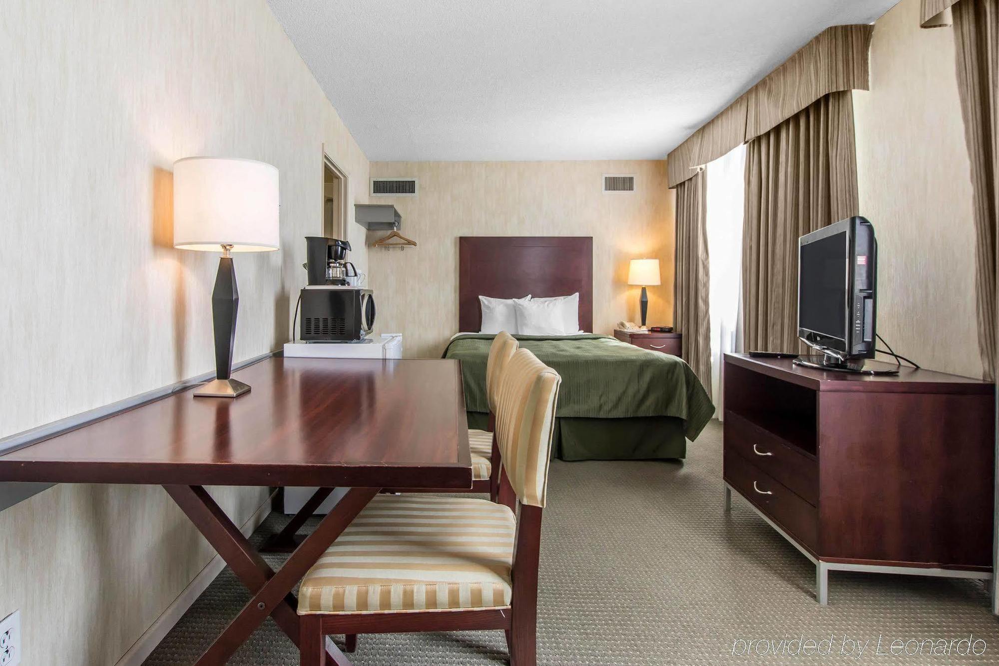 Embassy Suites By Hilton Montreal Airport Pointe-Claire Esterno foto
