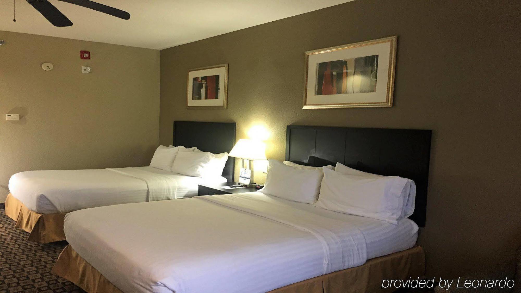 Holiday Inn Express Hotel & Suites Clinton, An Ihg Hotel Esterno foto