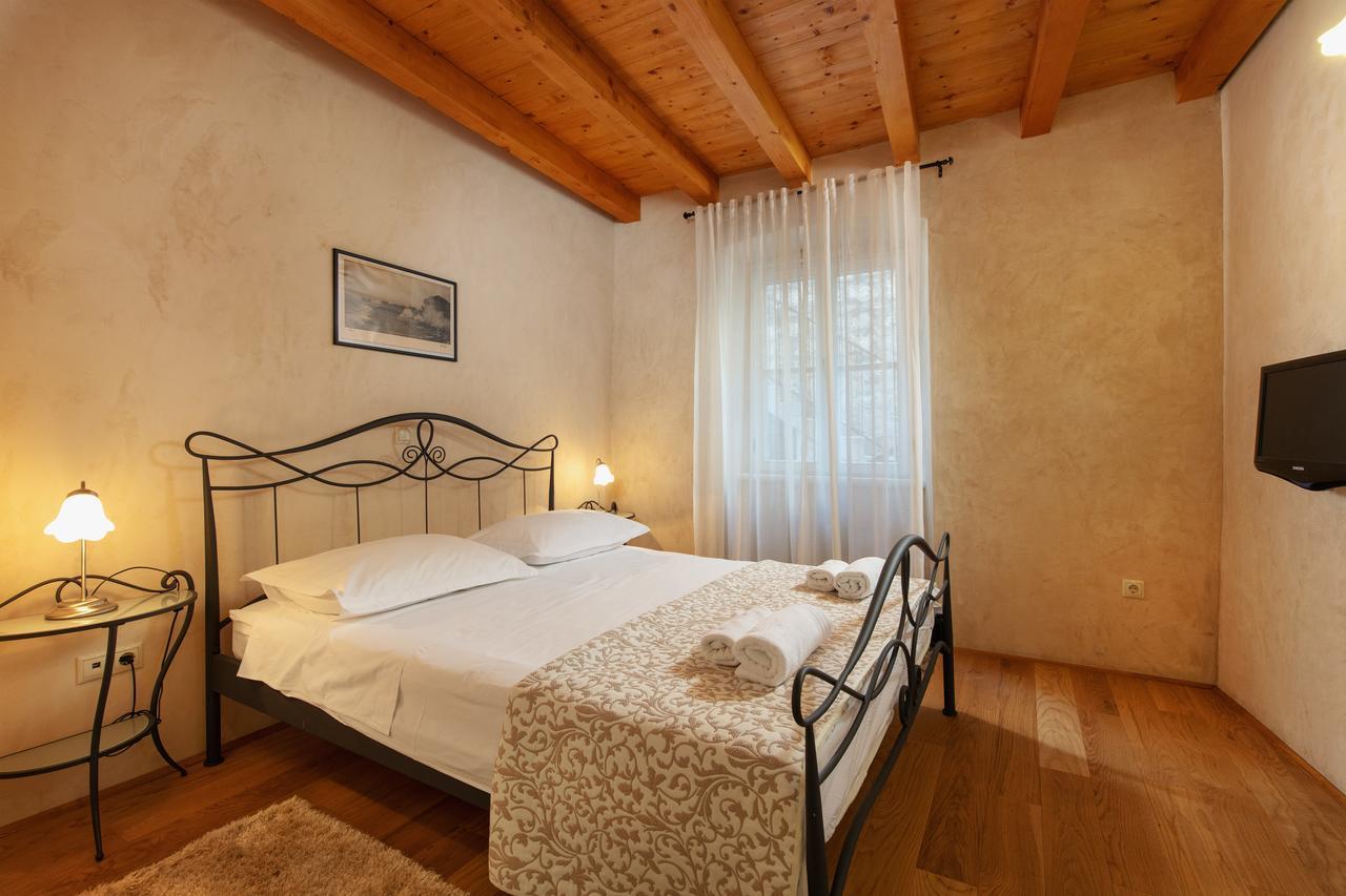 Villa Mama - Traditional Apartments in Omiš Esterno foto
