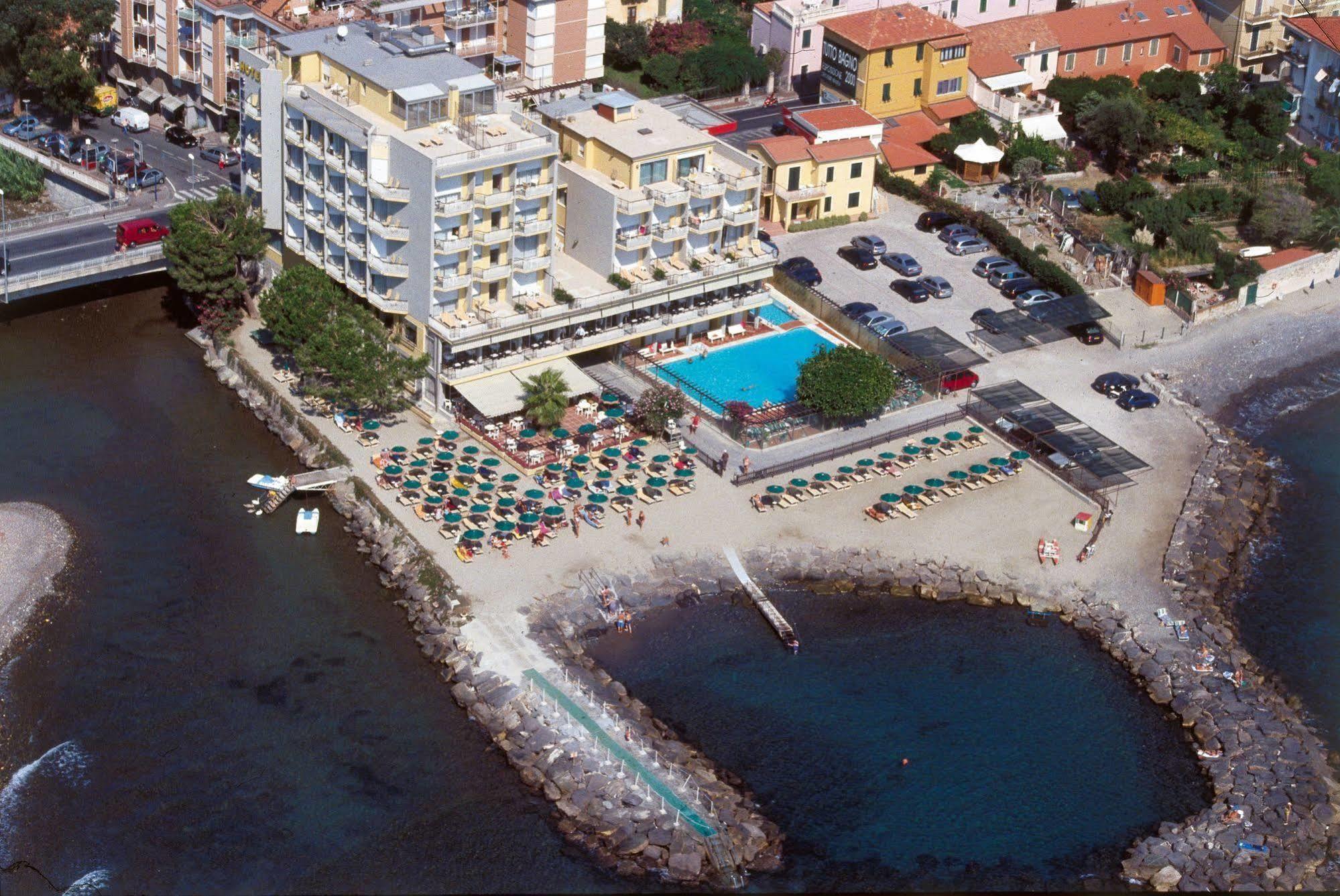 Hotel Bellevue Et Mediterranée Diano Marina Esterno foto