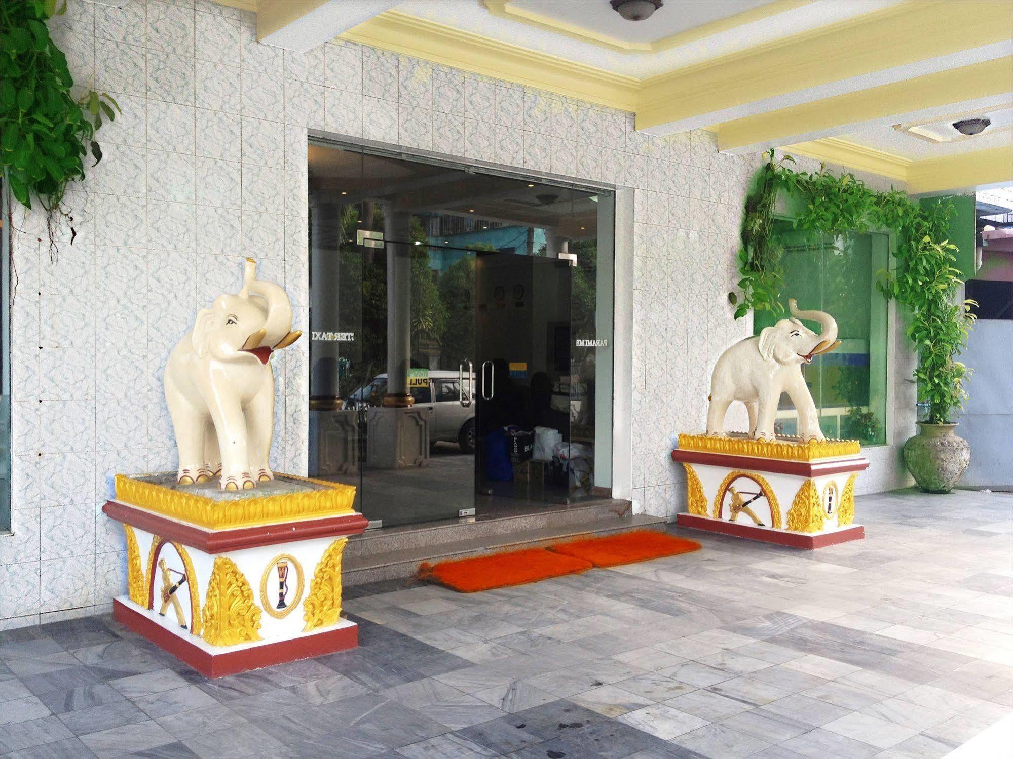 Royal White Elephant Hotel Yangon Esterno foto