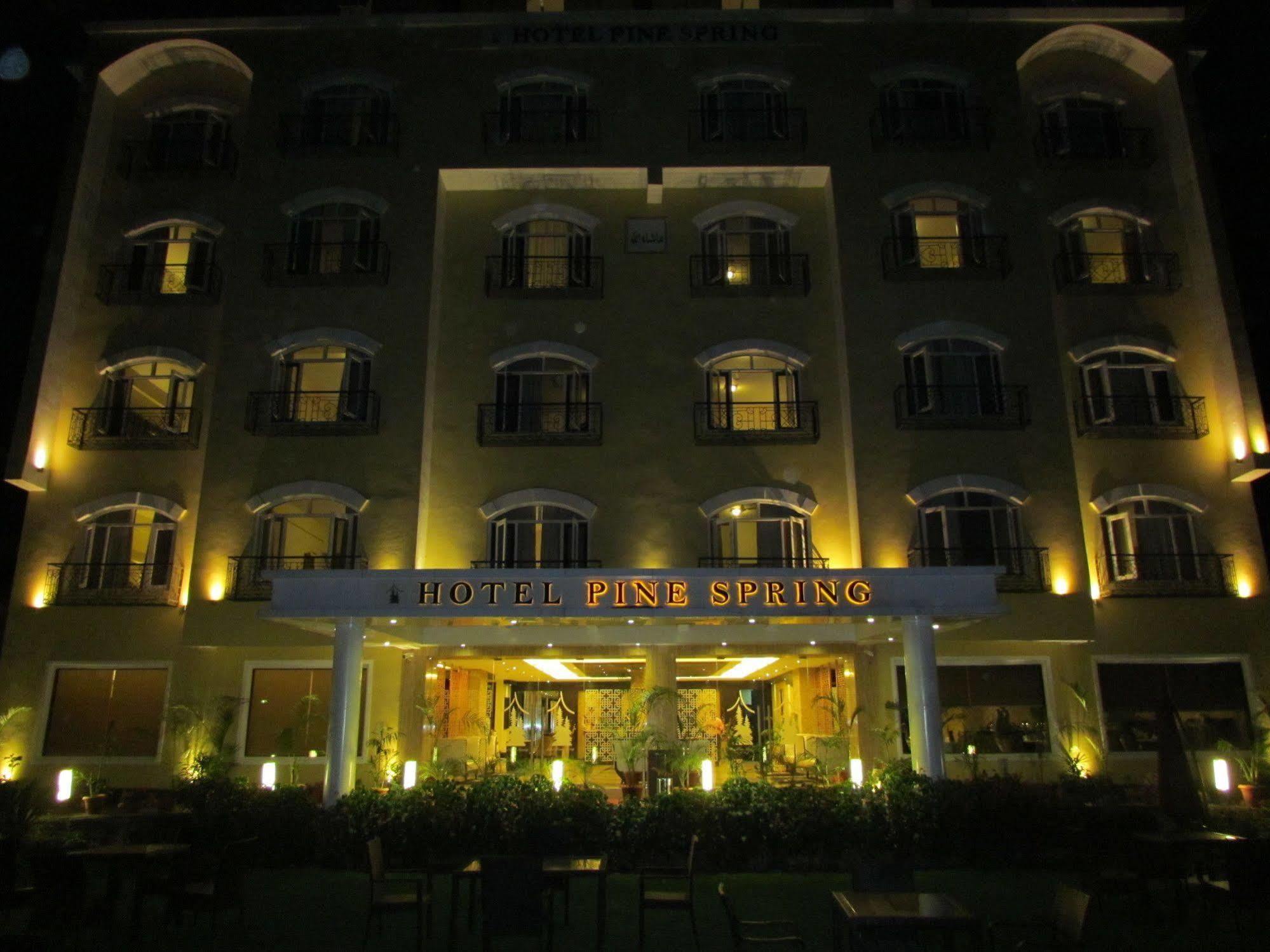 Hotel Pine Spring Wazir Bagh Srīnagar Esterno foto
