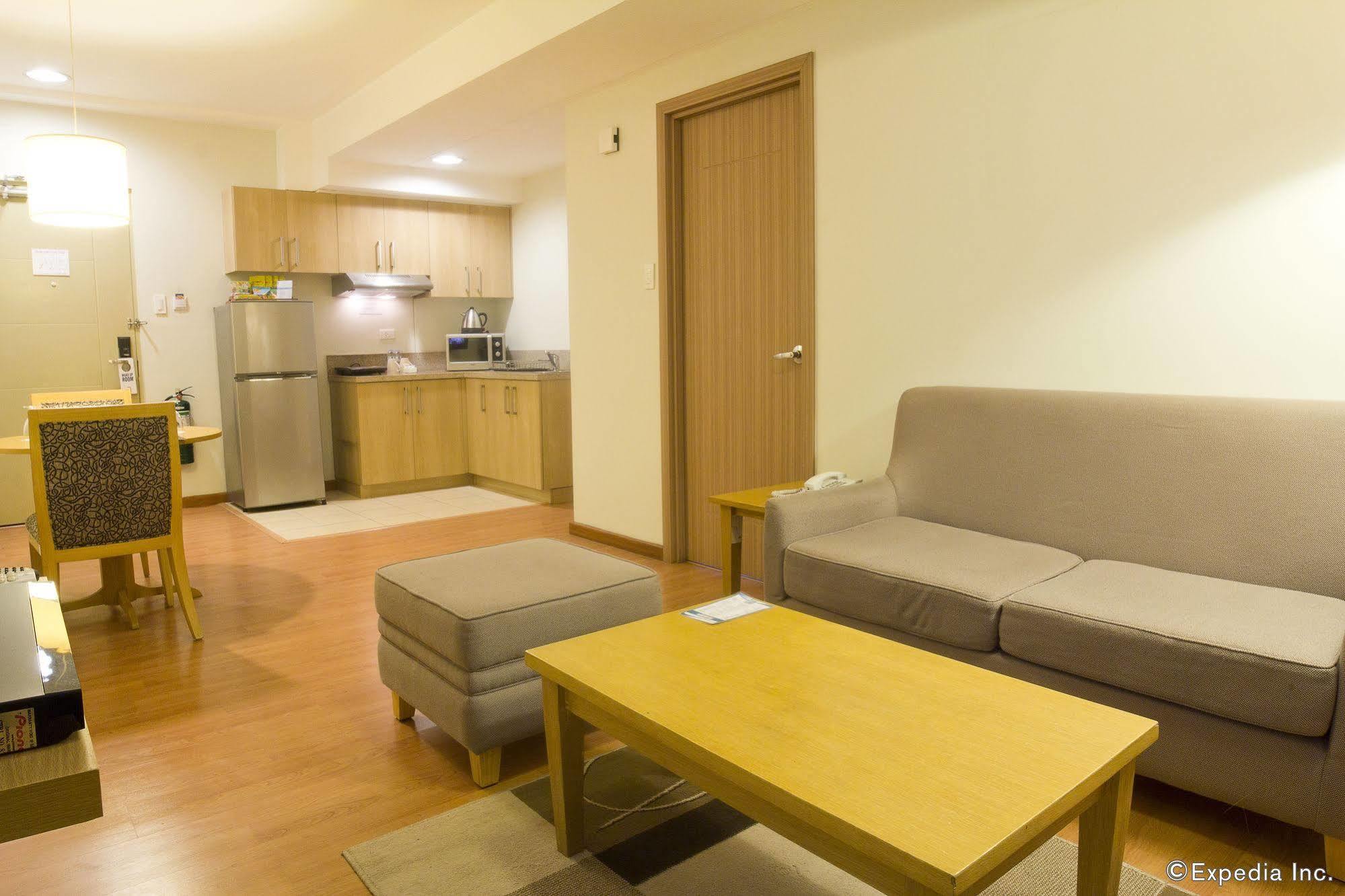 One Pacific Place Serviced Residences Makati City Esterno foto