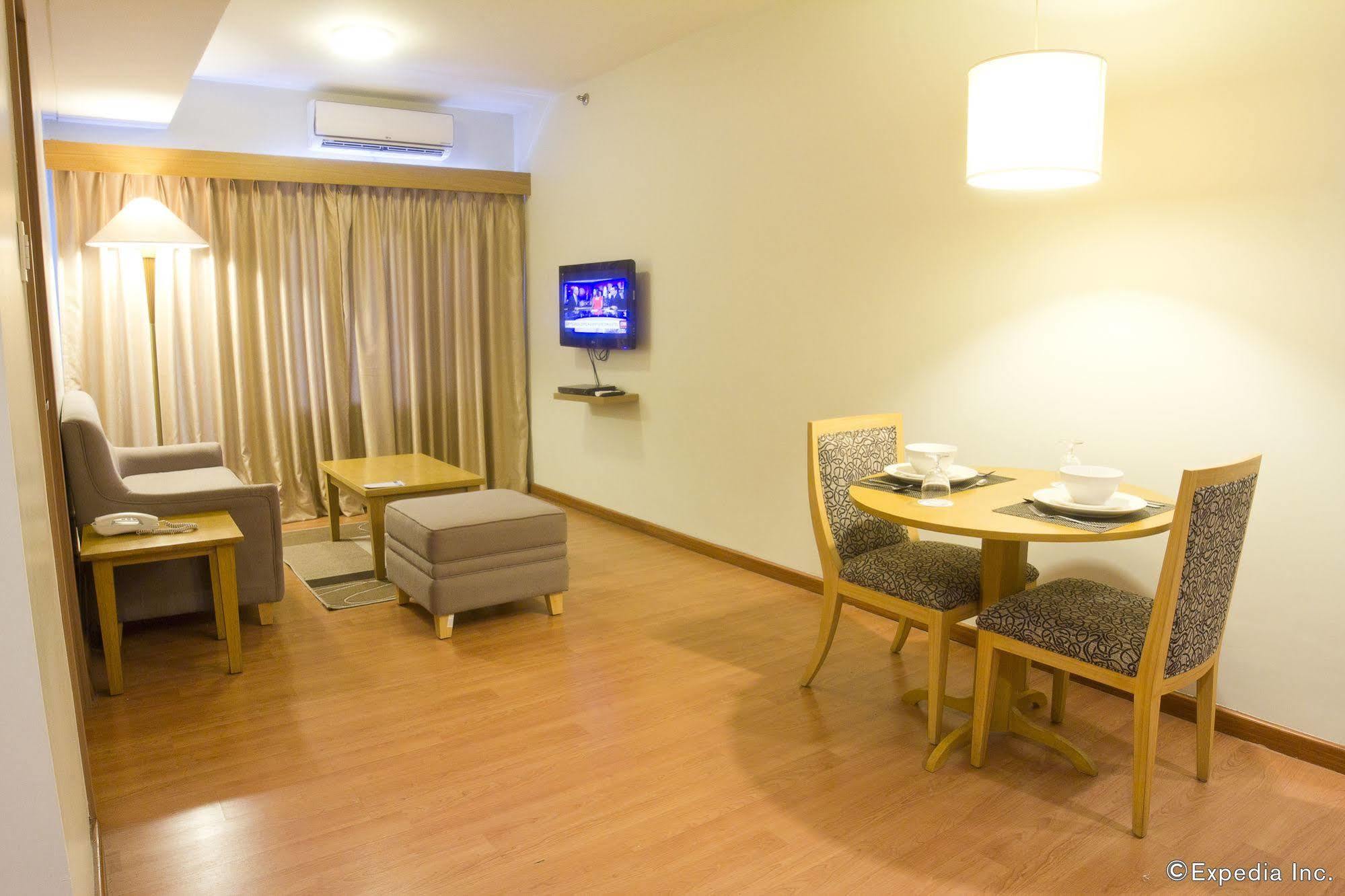 One Pacific Place Serviced Residences Makati City Esterno foto
