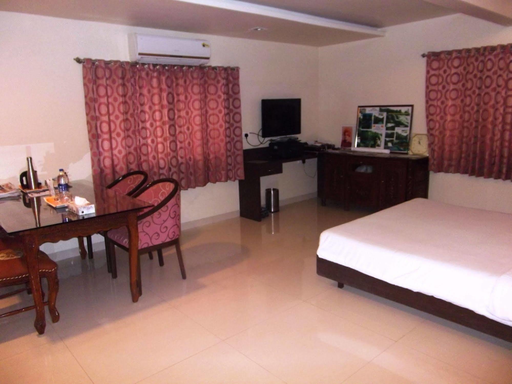Hotel Coconut Grove Pune Esterno foto
