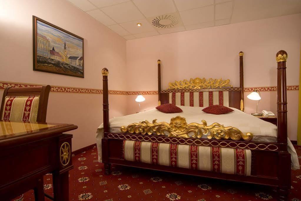 Hotel Alexander'S Nitra Esterno foto