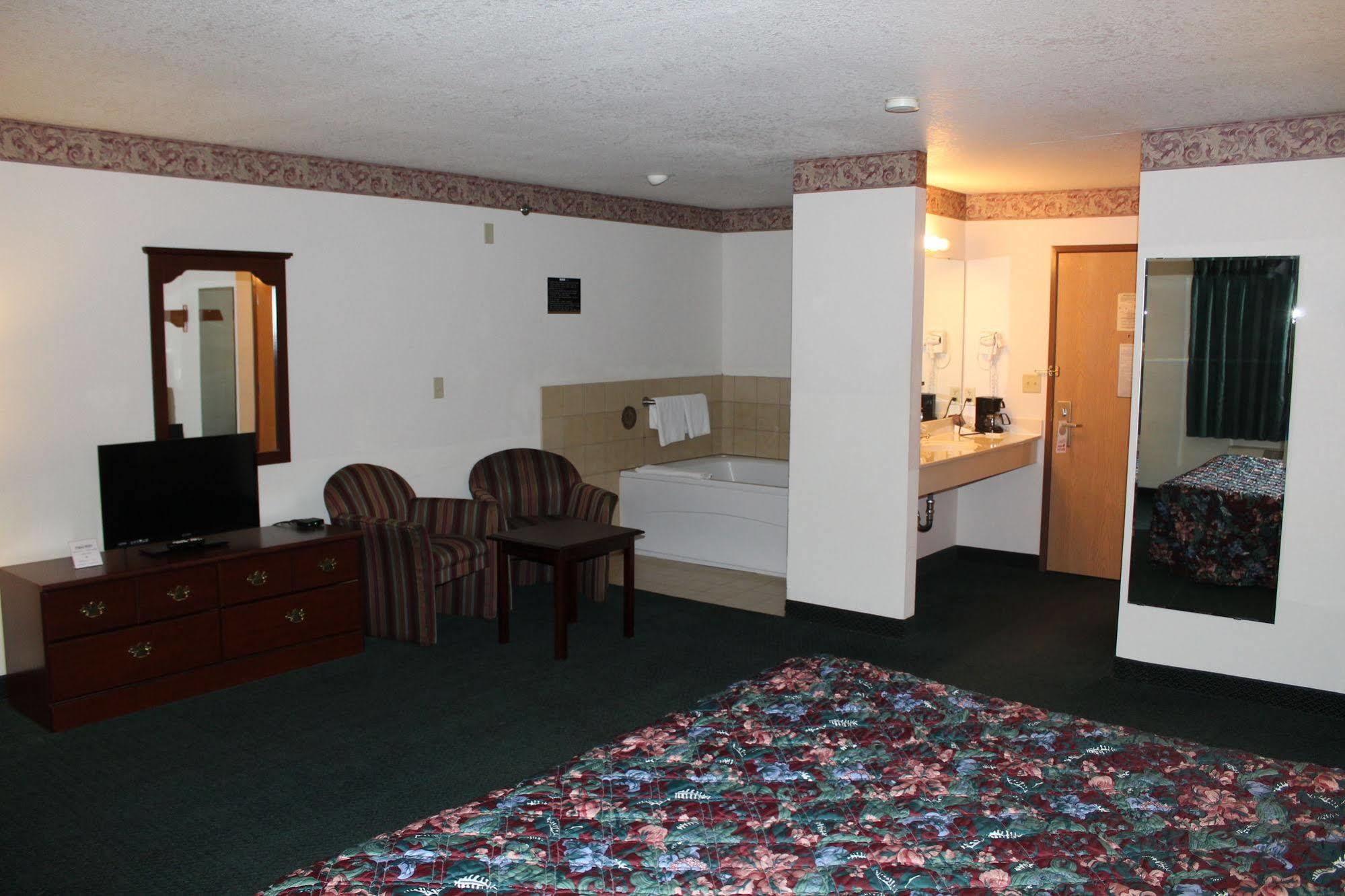 Amerivu Inn & Suites Cumberland Esterno foto