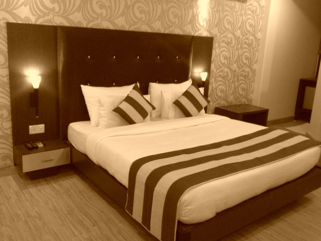 Surya International Hotel Nuova Delhi Esterno foto