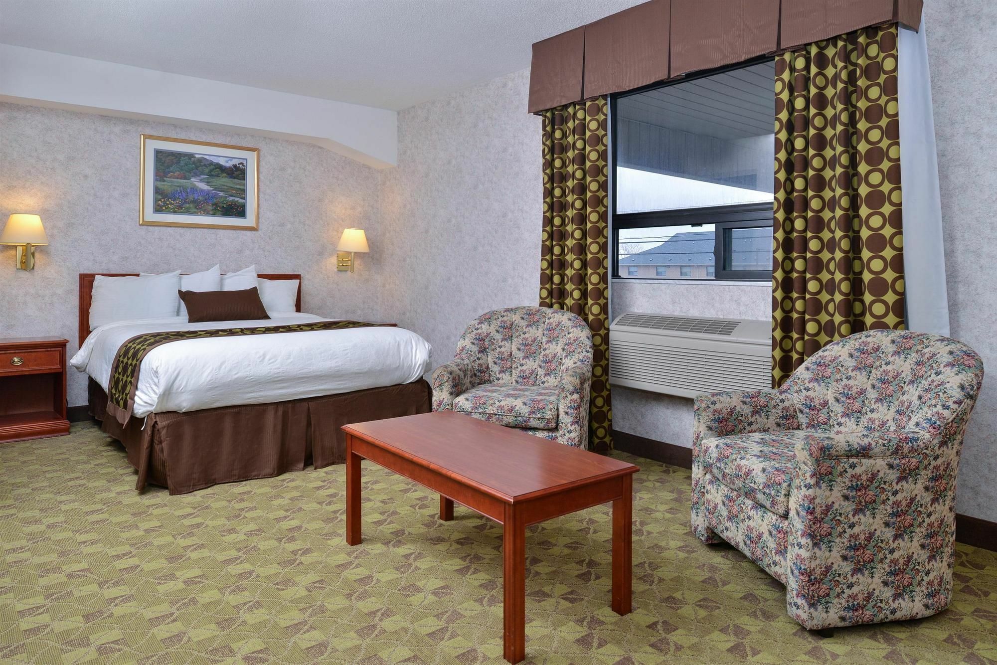 Lexington Inn & Suites-Windsor Esterno foto