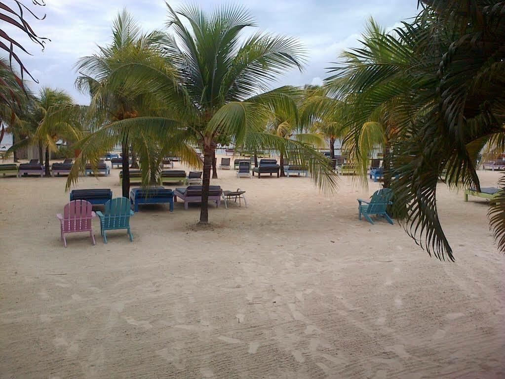 Las Palmas Beach Hotel Dixon Cove Esterno foto