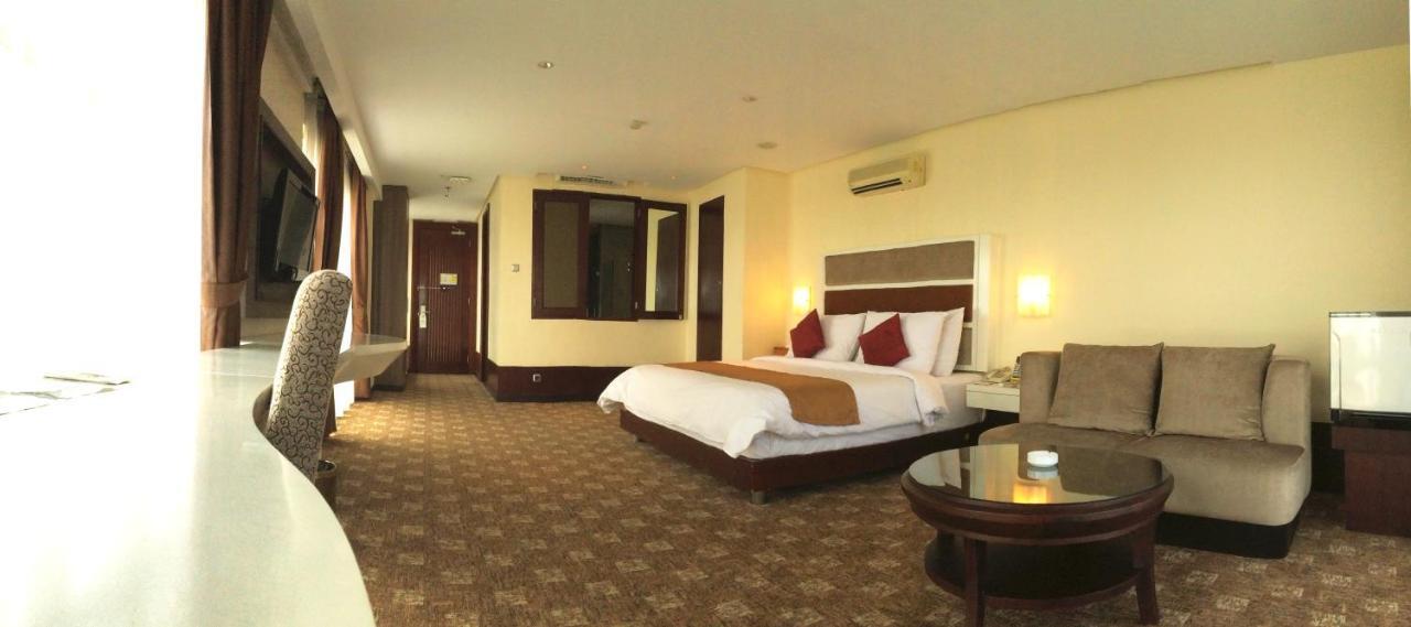 President Executive Club Hotel Cikarang Esterno foto