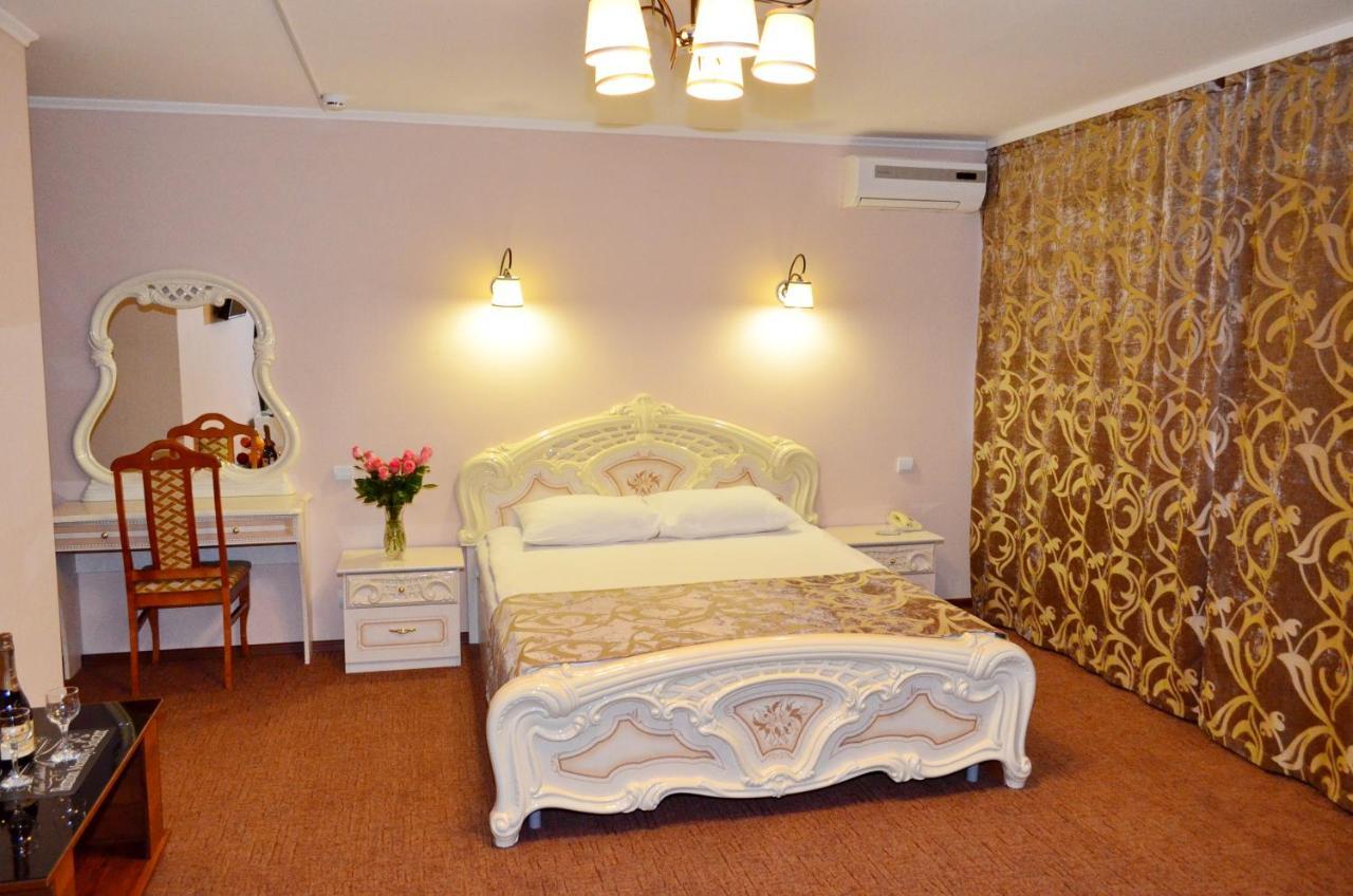 Molodezhnaya Hotel Omsk Esterno foto